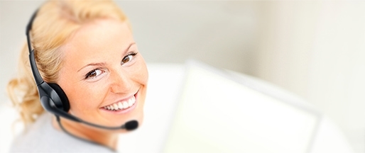 Kontakt Tandlæge Inge Busck - Lyshåret kvinde der smiler med høretelefoner på