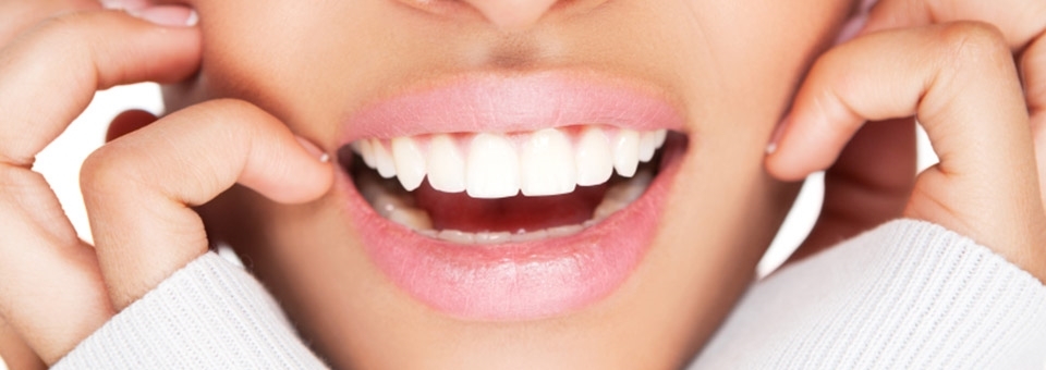 Åben mund med hvide tænder - Hvide tænder med tandpleje